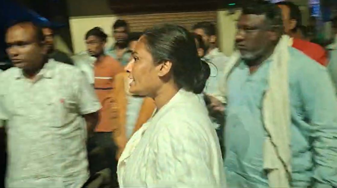 Amravati-Badnera assembly over carrying EVM machines on a two-wheeler