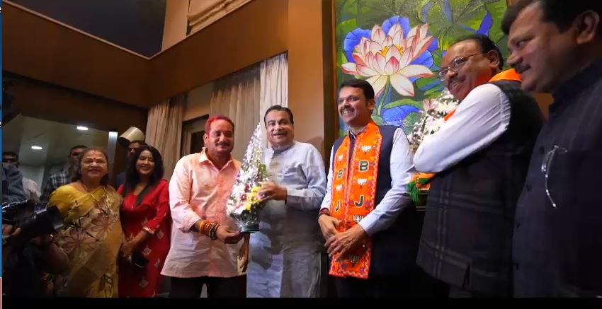 नितिन गडकरी के घर देवेंद्र फडणवीस की जीत का जश्न