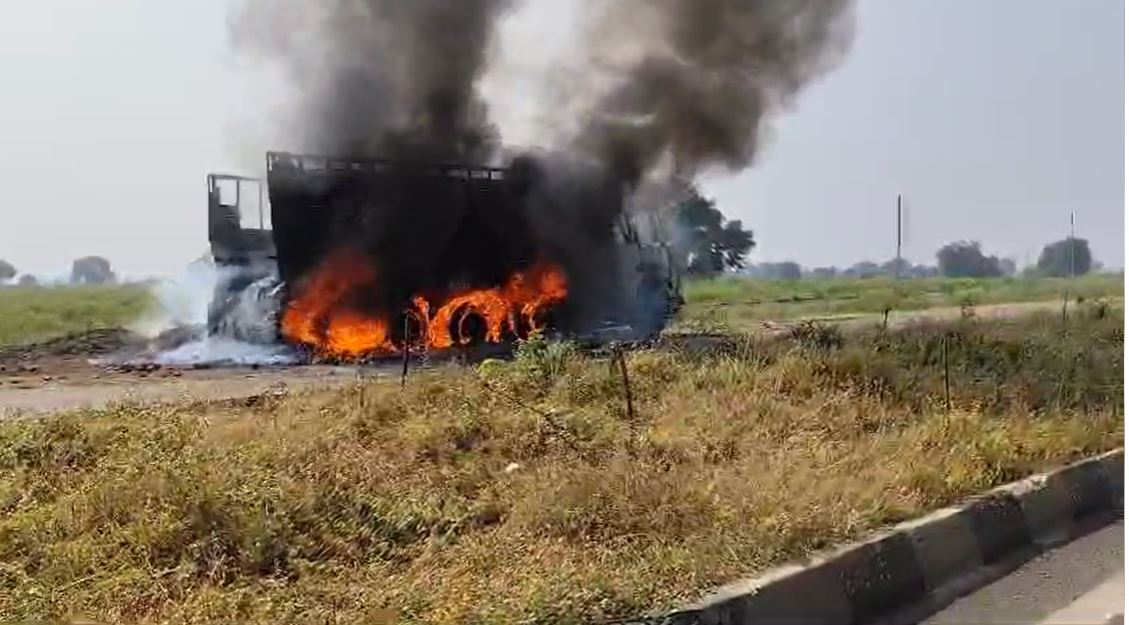 हाईवे पर ट्रक में लगी आग