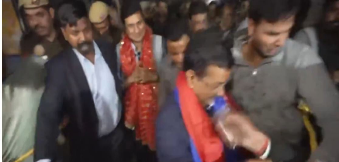 अरविंद केजरीवाल पर तेजाब से अटैक