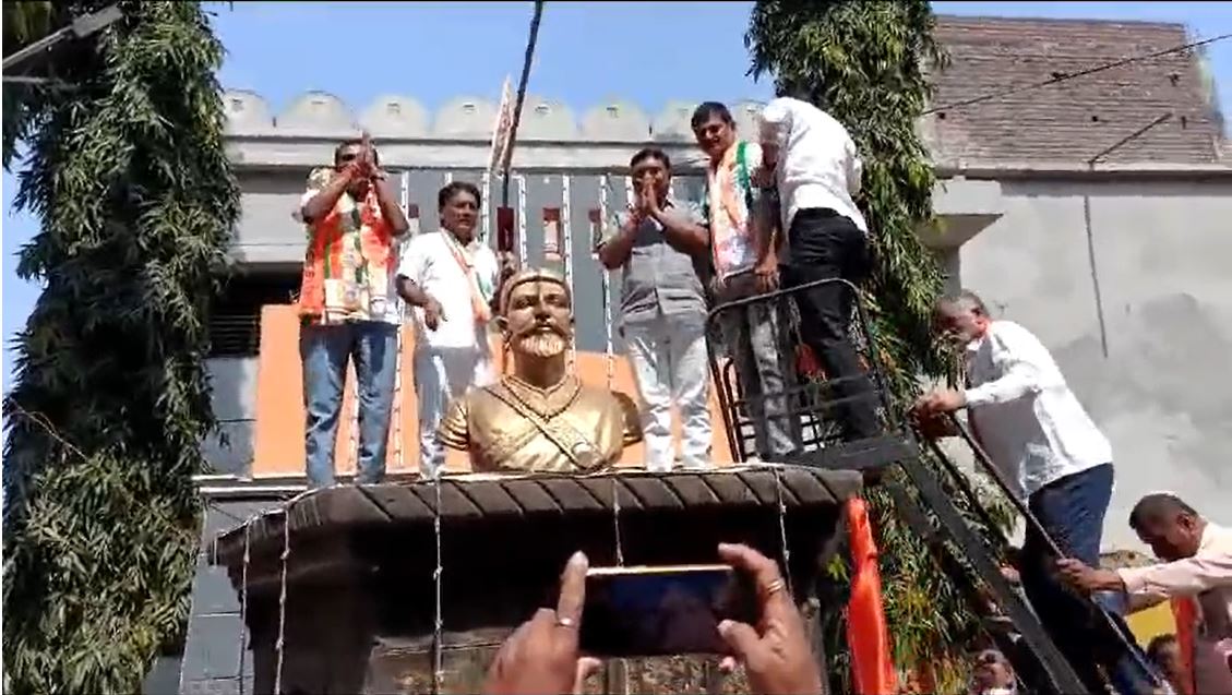 पैरों में जूते पहनकर छत्रपति शिवाजी महाराज के पुतले पर माला चढ़ाने का वीडियो सामने आया