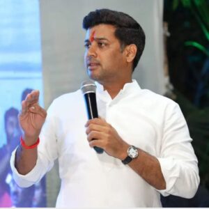 महाराष्ट्र में सीएम के नाम पर संग्राम शुरू: तीनों दावेदारों के समर्थकों ने अपने-अपने नेता को सीएम बताया