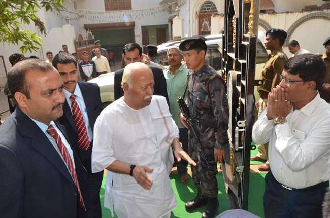 मोहन भागवत ने कहा मैं वोट डालने उत्तरांचल से आया हूं अभी वापस चला जाउंगा

नागपुर में मोहन भागवत ने कहा कि प्रजातंत्र में मतदान नागरिकों का कर्तव्य है। इसे हर नागरिक को करना चाहिए। इसलिए मैं सबसे पहले मतदान करता हूं, बाकी सारे काम बाद में करता हूं। मैं उत्तरांचल में था। कल रात ही मैं यहां आया। आज फिर चला जाऊंगा। मतदान करना, मतदाताओं का कर्तव्य है, ये मैं बोलता हूं तो करता भी हूं। रिपोर्टर के इस सवाल कि बीते सालों में राजनीति का स्तर गिर रहा है, भागवत ने कहा कि इस पर आज नहीं, बाद में बात करेंगे।