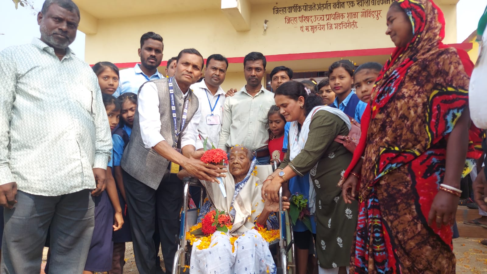 फूलमती सरकार का जन्म 1 जनवरी 1913 को हुआ था। दादी चल नहीं पाती थीं