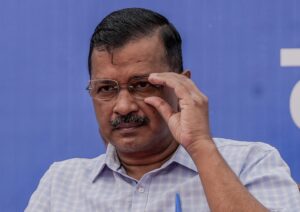 नई दिल्ली: दिल्ली के ग्रेटर कैलाश इलाके में शनिवार की शाम अरविंद केजरीवाल पर एक अज्ञात शख्स ने तेजाब से अटैक किया है।