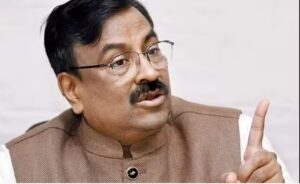 सुधीर मुनगंटीवार की सभा में बीजेपी-कांग्रेस कार्यकर्ता आपस मे भिड़े, एक-दूसरे को कुर्सियां फेंकर मारीं