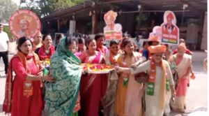 फडणवीस और शिंदे समर्थकों में अपनी पार्टी का सीएम बनाने के लिए भगवान से प्रार्थना की