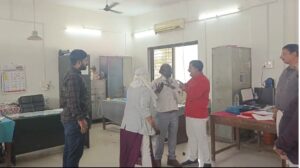 एक सरकारी अधिकारी ने महिला कर्मचारी से शारिरिक सुख मांगा.. तो महिला ने कार्यालय में जो किया उसे देख सब हैरान रह गए देखे लाइव वीडियो