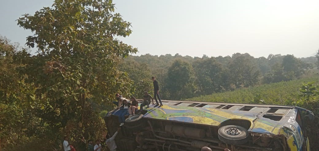 नागपुर में दर्दनाक हादसा: छात्रों को पिकनिक ले जा रही स्कूल की बस पलटी; दो की मौत, कई छात्र घायल