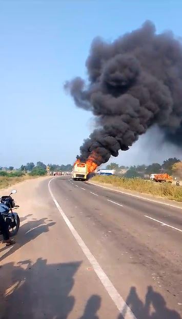 हाइवे पर चलती बस में लगी आग