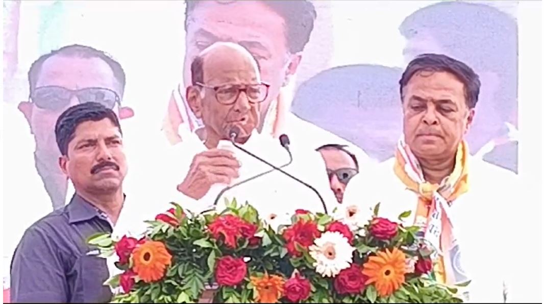 शरद पवार ने कहा- मोदी का संविधान बदलने का मनसुबा हमने कामयाब नहीं होने दिया.