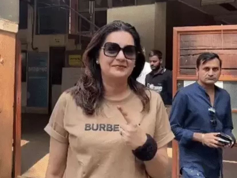 मोहन भागवत ने कहा मैं वोट डालने उत्तरांचल से आया हूं अभी वापस चला जाउंगा

नागपुर में मोहन भागवत ने कहा कि प्रजातंत्र में मतदान नागरिकों का कर्तव्य है। इसे हर नागरिक को करना चाहिए। इसलिए मैं सबसे पहले मतदान करता हूं, बाकी सारे काम बाद में करता हूं। मैं उत्तरांचल में था। कल रात ही मैं यहां आया। आज फिर चला जाऊंगा। मतदान करना, मतदाताओं का कर्तव्य है, ये मैं बोलता हूं तो करता भी हूं। रिपोर्टर के इस सवाल कि बीते सालों में राजनीति का स्तर गिर रहा है, भागवत ने कहा कि इस पर आज नहीं, बाद में बात करेंगे।