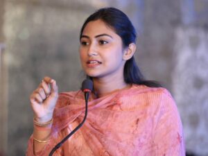 वडेट्टीवार की बेटी शिवानी ने खोया आपा.. बिजली गुल होने वडेट्टीवार की बेटी शिवानी ने खोया आपा.. बिजली गुल होने पर कर्मचारियों की गालियां दीपर कर्मचारियों की गालियां दी