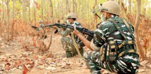 नक्सली हमले की आशंका के बीच गढ़चिरौली में ऐसे हो रही है वोटिंग की तैयारियां