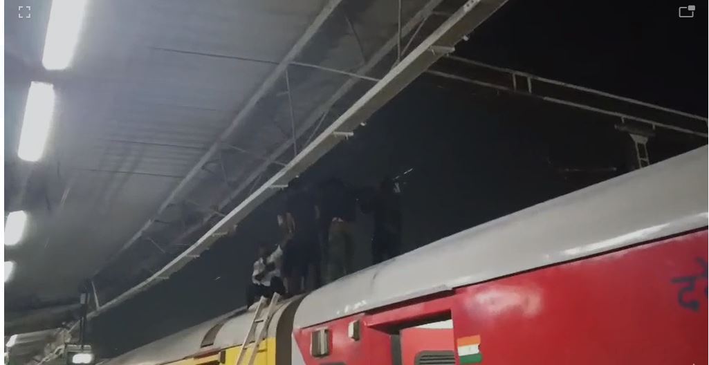 बल्लारशाह रेलवे स्टेशन में हाई वोल्टेज तार टूटने से अफरा तफरी