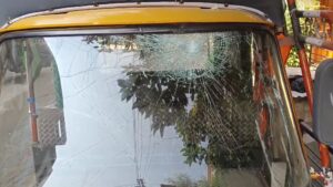 बीजेपी के प्रचार वाहन में तोड़फोड़