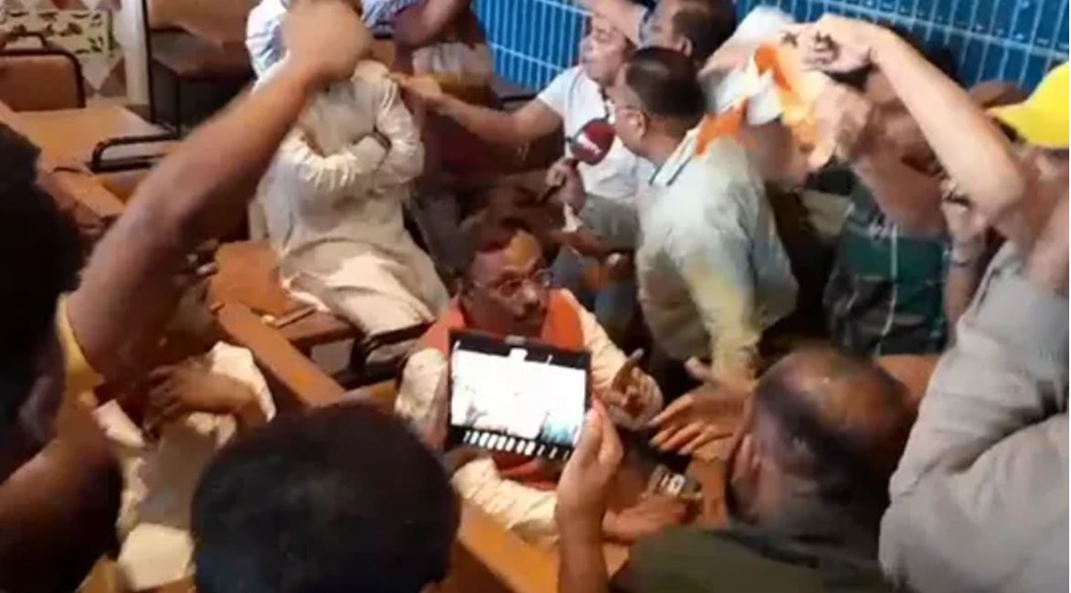 बीजेपी महासचिव विनोद तावड़े वोटरों को पांच करोड़ बांटते पकड़े गए! हिसाब रखने के लिए डायरियां और लेपटॉप भी मिला!