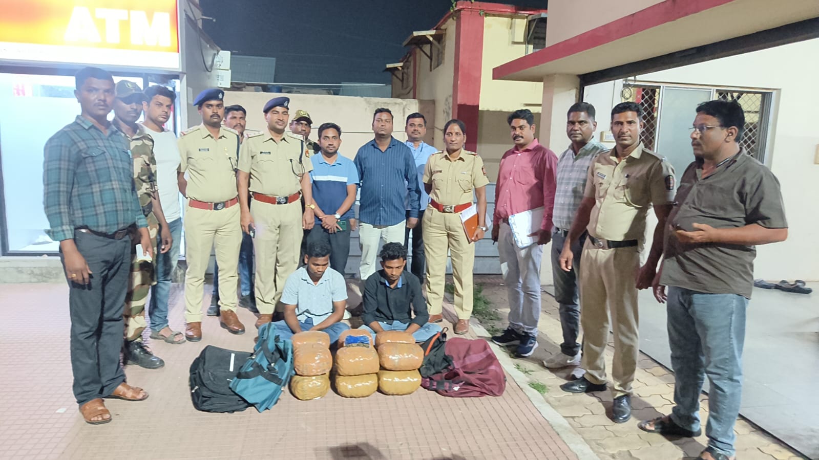 अकोला रेलवे स्टेशन पर स्कैनिंग मशीन के पास संदिग्ध स्थिति में पाए गए दो युवकों को रेलवे पुलिस ने हिरासत में लिया था। इन दोनों की निगरानी के दौरान उनकी बैग से लगभग 25 किलो गांजा सहित 12 बंडल जब्त किए गए,