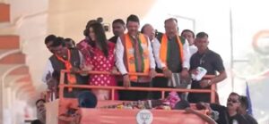 देवेंद्र फडणवीस अपने गृहनगर पहुंचे. जहांपर बीजेपी के नेताओं ने और कार्यकर्ताओं ने उनका जोरदार स्वागत किया