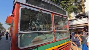 रिपाई रामदास आठवले गुट के कार्यकर्ताओं ने परभणी संविधान के अपमान के विरोध में मुंबई के कांदिवली में प्रदर्शन किया। आंदोलन के दौरान बेस्ट की बसों और कई दुकानों में तोड़फोड़ की गई.