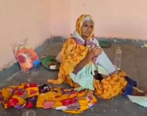 तेलंगाना: छोटे बेटे की हैवानियत.. जिसने अपनी मां को श्मशान में छोड़ दिया..मां इस उम्मीद में इंतजार कर रही है कि वह वापस आएगा