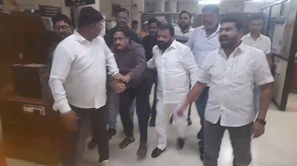 नशे में अधिकारी का जमकर उत्पाद