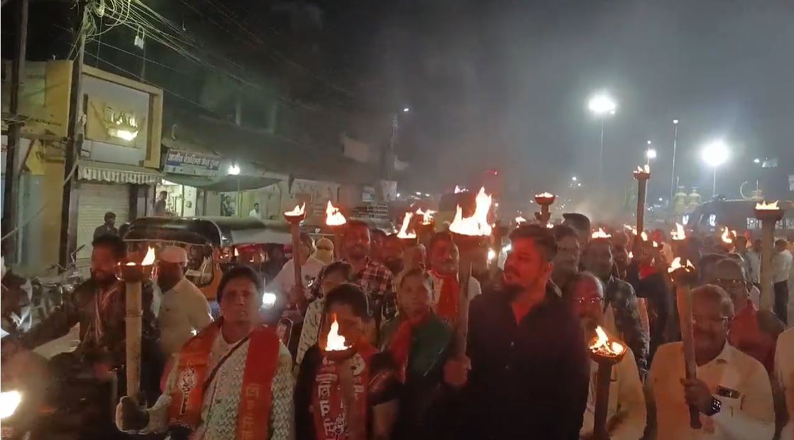 शिवसेना उद्धव बालासाहेब ठाकरे समूह की ओर से धूला में ईवीएम हटाव देश बचाव कहते हुए ईवीएम की प्रतीकात्मक शवयात्रा निकालकर भव्य मशाल जुलूस निकाला गया है.