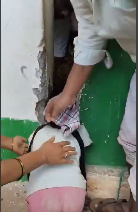 सरकारी स्कूल की दुर्दशा किसी से छिपी नहीं है। तेलंगाना के एक ऐसे ही सरकारी स्कूल में इतनी बड़ी दरार थी कि उसके बीच में एक छात्रा का सिर फंस गया।