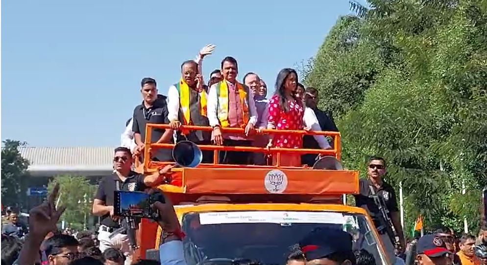 देवेंद्र फडणवीस सीएम बनने के बाद पहली बार नागपुर पहुंचे, लाेगों ने किया जोरदार स्वागत, देखें वीडियो