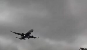 चेन्नई एयरपोर्ट पर तूफान फेंगल का असर: एयरपोर्ट पर फ्लाइट क्रैश होते-होते बीच, देखें लाइव वीडियो