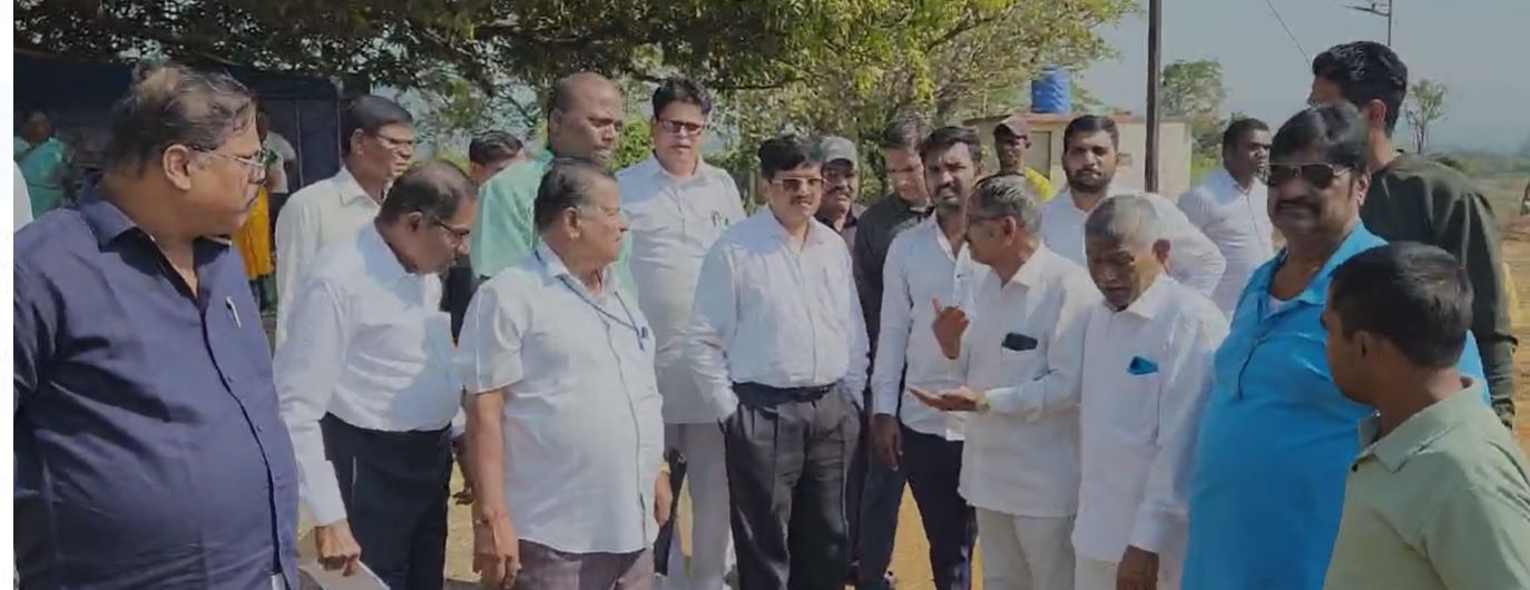 आनंदराज अंबेडकर ने बेणसे गाव में रिलायंस नागोथाने परियोजना से प्रभावित किसानों और स्थानीय भूमिपुत्रों से मुलाकात की।