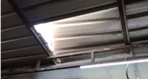 शराब की दुकान में चोरी करने आया चोर, पहले माल पैक किया, फिर इतनी शराब पी कि दुकान में ही सो गया