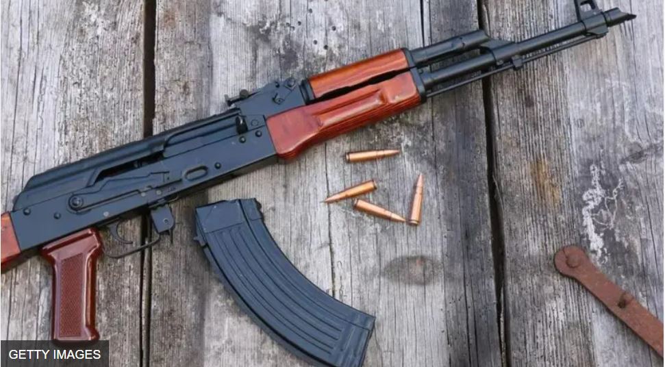 एके-47 राइफल से गोलियों की आवाज ने न्यायालय परिसर में हड़कम मचा दिया