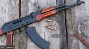 एके-47 राइफल से गोलियों की आवाज ने न्यायालय परिसर में हड़कम मचा दिया