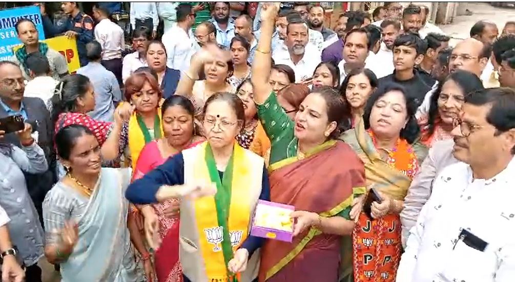 Celebrations in Nagpur after Devendra Fadnavis' announcement as CM