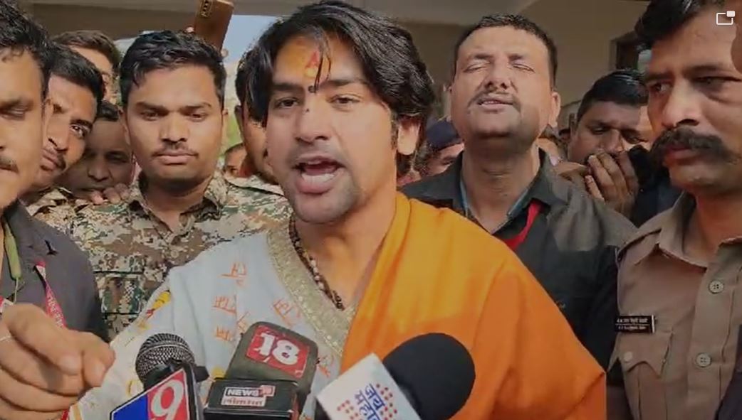 हिंदू राष्ट्र बनाने के लिए गजानन महाराज को कथा सुनाएंगे बागेश्वर धाम के धीरेंद्र शास्त्री, देखें वीडियो