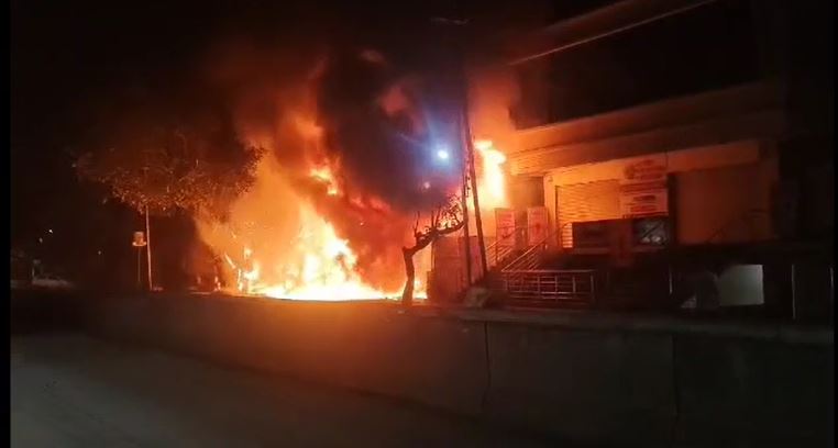 नांदेड़ में तबाही! नैवेद्यम होटल और मोबाइल शॉप में भीषण आग, हॉस्टल में फंसी 70 छात्राओं का रेस्क्यू