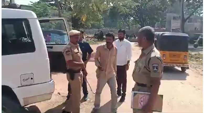 किसानों के लिए हाथकड़ी पहनने पर गरमाई सियासत.. जेलर सस्पेंड