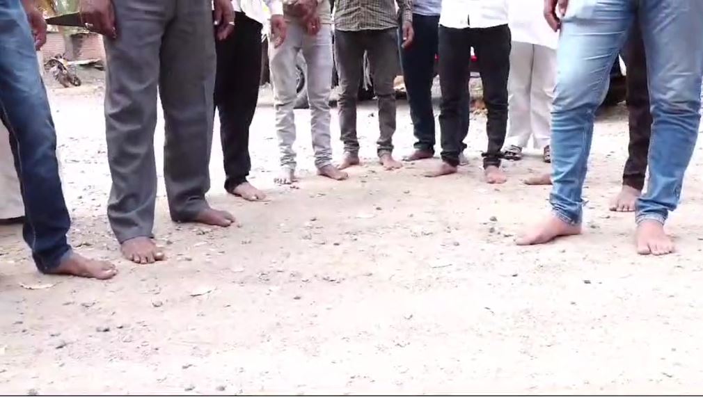 तानाजी सावंत के समर्थकों की अनोखी कसम -जब तक साहब को मंत्री पद नहीं मिलता चप्पल नहीं पहनेंगे