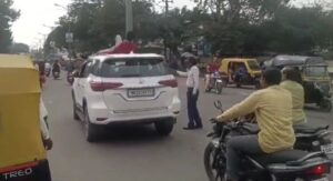 डॉक्टर के हार्न बचाने से नाराजा युवक फोरव्हीलर के ऊपर चढ़ा