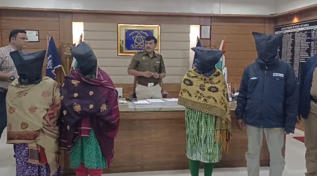 - एलसीबी टीम ने धुले शहर के एक निजी होटल से चार बांग्लादेशी नागरिकों को हिरासत में लेकर बड़ी कार्रवाई की है। हिरासत में लिए गए चारों नागरिकों के पास असली आधार कार्ड मिला है.