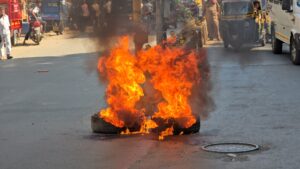 रिपाई रामदास आठवले गुट के कार्यकर्ताओं ने परभणी संविधान के अपमान के विरोध में मुंबई के कांदिवली में प्रदर्शन किया। आंदोलन के दौरान बेस्ट की बसों और कई दुकानों में तोड़फोड़ की गई.