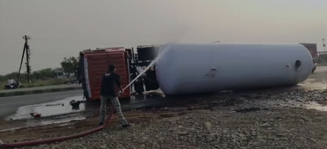 अकोला। मुंबई-कोलकाता राष्ट्रीय राजमार्ग संख्या 6 पर अकोला के रिधोरा के पास एक गैस टैंकर पलटने की घटना हुई है। अकोला की ओर आ रहा यह टैंकर अचानक पलट गया।