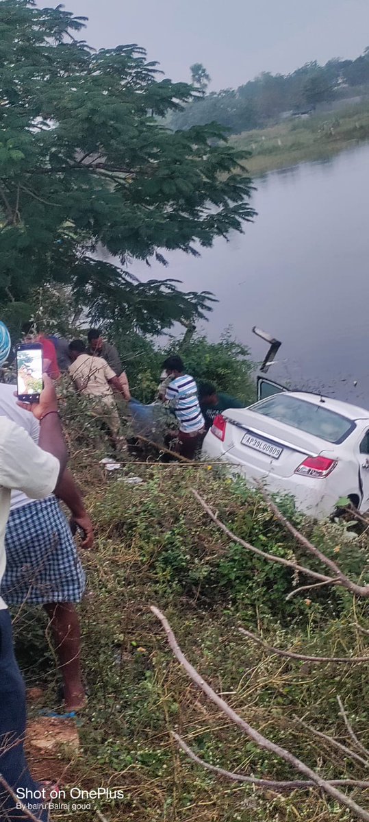 तेलंगाना: यदाद्री में भीषण हादसा.. तालाब में गिरी कार, पांच छात्रों की मौत!