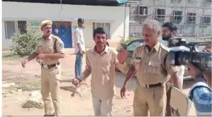  किसानों के लिए हाथकड़ी पहनने पर  गरमाई सियासत.. जेलर सस्पेंड