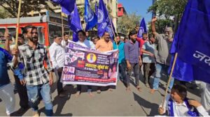 रिपाई रामदास आठवले गुट के कार्यकर्ताओं ने परभणी संविधान के अपमान के विरोध में मुंबई के कांदिवली में प्रदर्शन किया। आंदोलन के दौरान बेस्ट की बसों और कई दुकानों में तोड़फोड़ की गई.