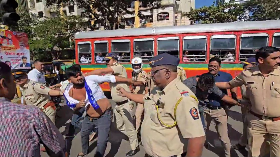 रिपाई रामदास आठवले गुट के कार्यकर्ताओं ने परभणी संविधान के अपमान के विरोध में मुंबई के कांदिवली में प्रदर्शन किया। आंदोलन के दौरान बेस्ट की बसों और कई दुकानों में तोड़फोड़ की गई.