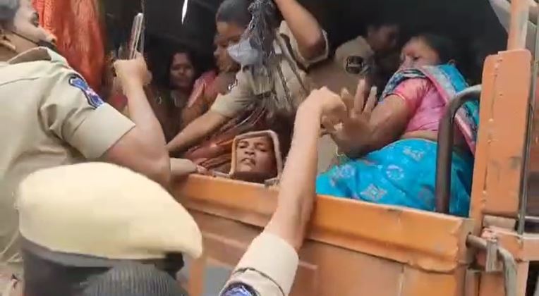 आशा कार्यकर्ता ने सीआई श्रीनिवास से की हाथापाई