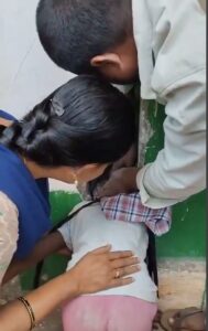 तेलंगाना में स्कूल की दीवार में फंसी बच्ची