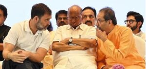 मुंबई: महाराष्ट्र में कई घटक दलों ने मिलकर महाविकास आघाड़ी का गठन हुआ है। समाजवादी पार्टी, जो महाविकास गठबंधन में चौथी सबसे बड़ी पार्टी है, अब शिवसेना उद्धव ठाकरे की पार्टी के कट्टर हिंदुत्व रुख से आघाड़ी से बाहर हटने की चेतावनी दी है।